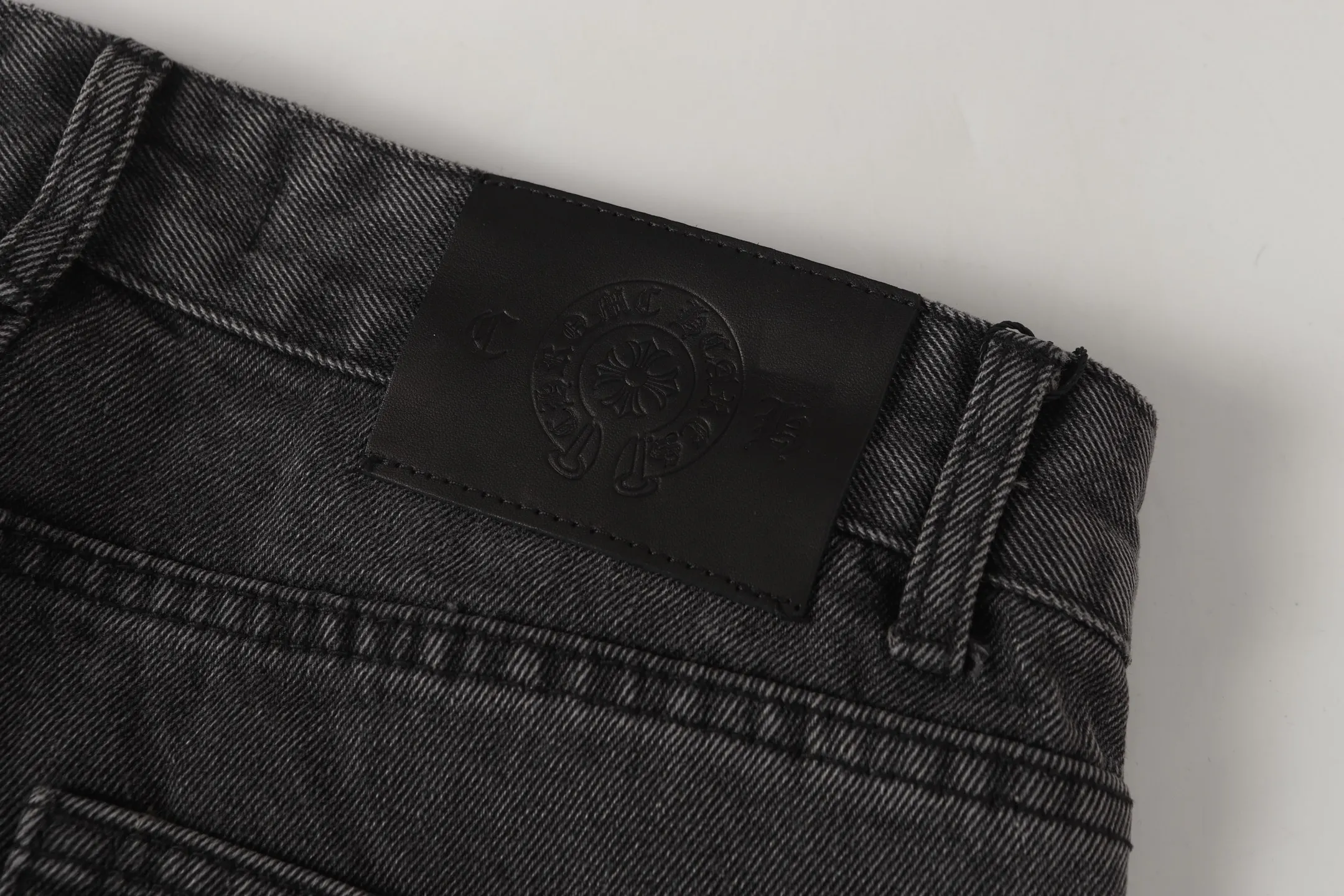 P270 Cross-border model, please do not place an order if you are pursuing quality -Chrome Hearts/Chrome Hearts Cross✝️Applied leather embroidered washed jeans, trousers and casual pants -High weight, high density and high quality. The wool is soft, delicate and skin-friendly. It feels soft and silky. It has excellent warmth and skin-friendly properties. -Size: 28 30 32 34 36